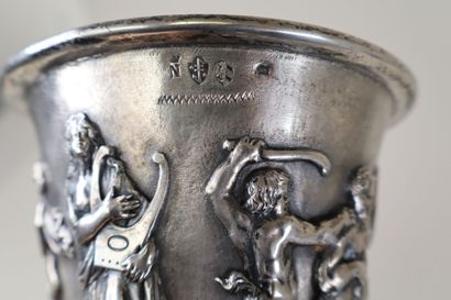 Vase à l'Antique en argent 800 °/°° travaillé...