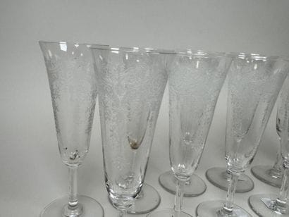 BACCARAT.
Série de 12 flutes à champagne...
