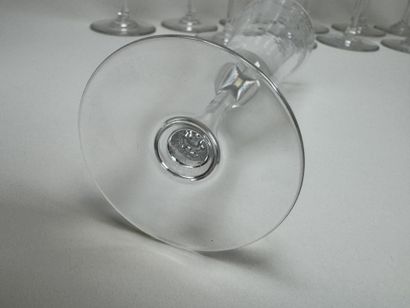 BACCARAT.
Série de 12 flutes à champagne...
