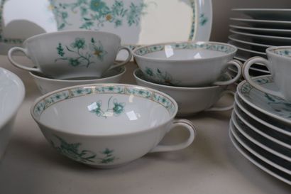 BERNARDAUD & Cie. à Limoges.
Modèle PEKIN.
Partie...