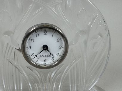 LALIQUE.
Modèle aux Iris.
Pendule de table...