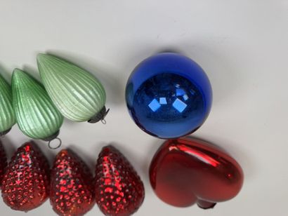 Collection de 9 boules de Noël en verre coloré,...