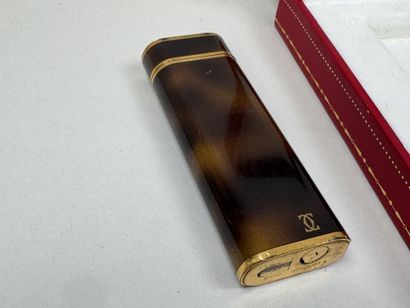 CARTIER.
Les Must de CARTIER à Paris.
Briquet...