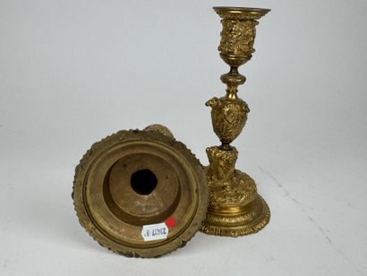 Paire de petits flambeaux en bronze doré...