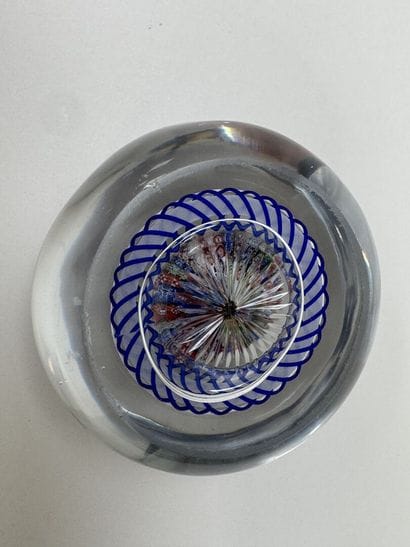 Boule presse-papier en verre à décor de millefiori,...