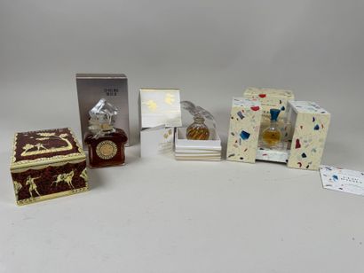 Ensemble de trois flacons de parfum comprenant...