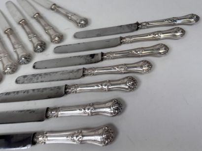Série de 12 couteaux à entremet en argent...