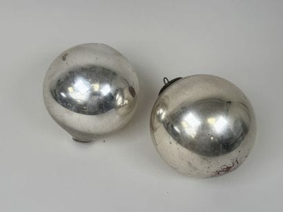 Deux boules de Noël ou de Pardon ancienne...