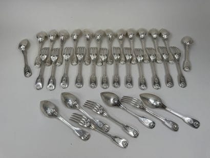Série de 18 cuillères de table et 15 fourchettes...