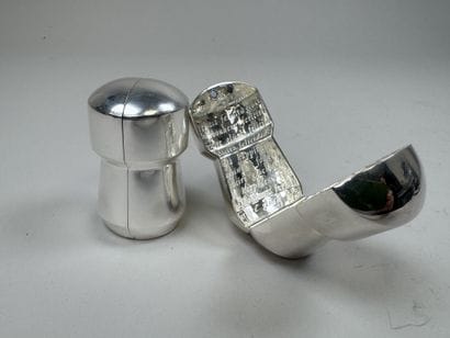 OVALE.
Deux étuis pour bouchon de champagne...