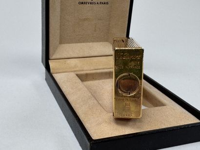 S.T DUPONT à Paris.
Briquet rectangulaire...