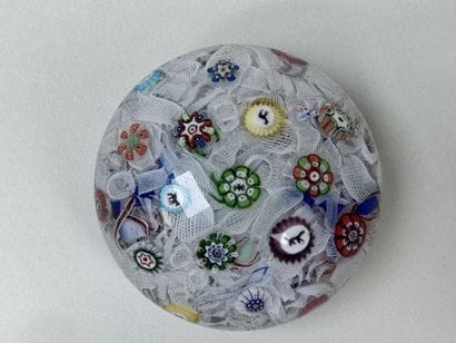 BACCARAT.
Boule presse-papiers en cristal...