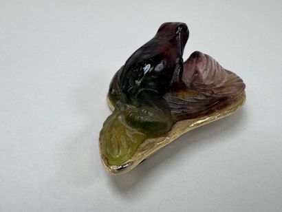 DAUM France.
Broche en pâte de verre et métal...