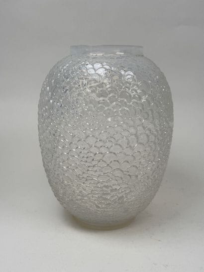 René LALIQUE (1860-1945).
Modèle Écailles.
Vase...