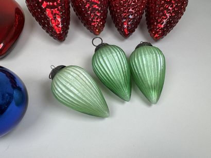 Collection de 9 boules de Noël en verre coloré,...
