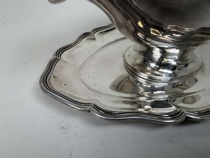 Saucière sur présentoir fixe en argent 950/1000,...