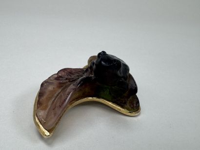 DAUM France.
Broche en pâte de verre et métal...
