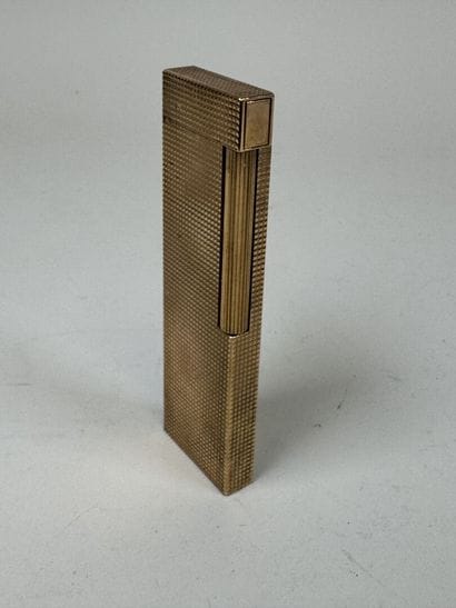 S.T. DUPONT à Paris.
Important briquet de...