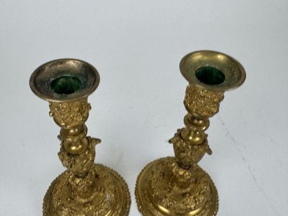 Paire de petits flambeaux en bronze doré...
