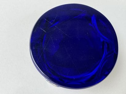 BACCARAT, attribué à.
Presse-papier en verre...
