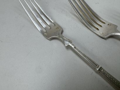 11 cuillères et 5 fourchettes à entremet...