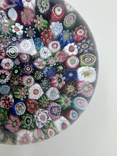 Boule presse-papier en verre à décor de millefiori...