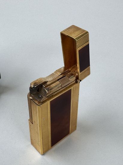 S.T DUPONT à Paris.
Briquet rectangulaire...