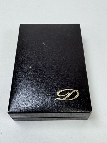 S.T DUPONT à Paris.
Briquet rectangulaire...