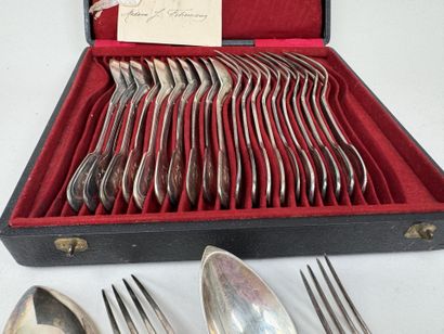Série de 12 couverts à entremet en argent...