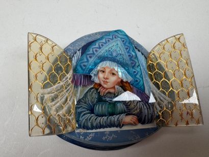 RUSSIE, École de Palekh, dans le goût de.
Boite...