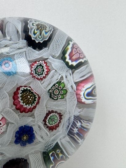 Boule presse-papier en verre à décor de millefiori,...