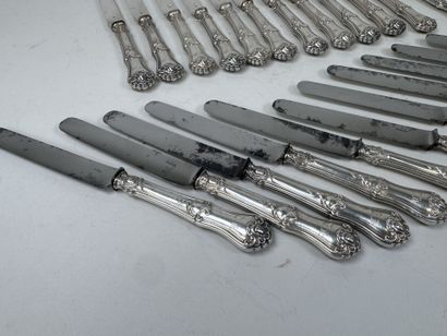 Série de 12 couteaux à entremet en argent...