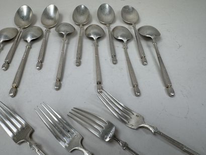 11 cuillères et 5 fourchettes à entremet...