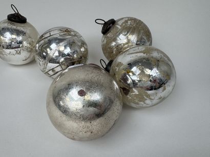 Cinq boules de Noël ou de Pardon ancienne...