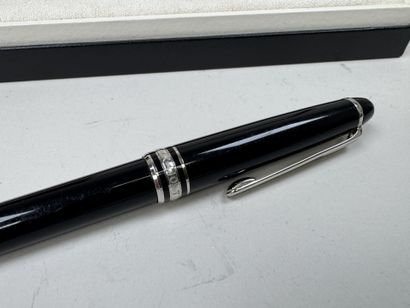 MONT BLANC.
MEISTERSTÜCK.
Stylo roller-ball...