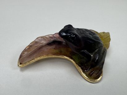 DAUM France.
Broche en pâte de verre et métal...
