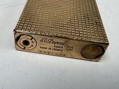 S.T. DUPONT à Paris.
Important briquet de...