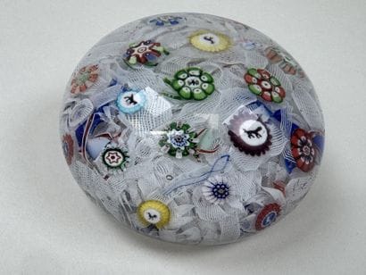 BACCARAT.
Boule presse-papiers en cristal...