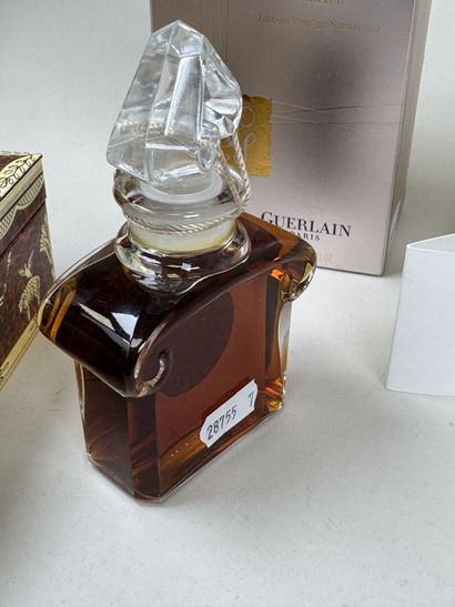 Ensemble de trois flacons de parfum comprenant...