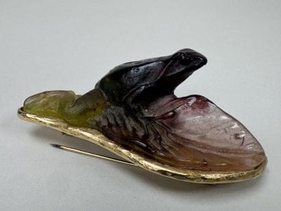 DAUM France.
Broche en pâte de verre et métal...