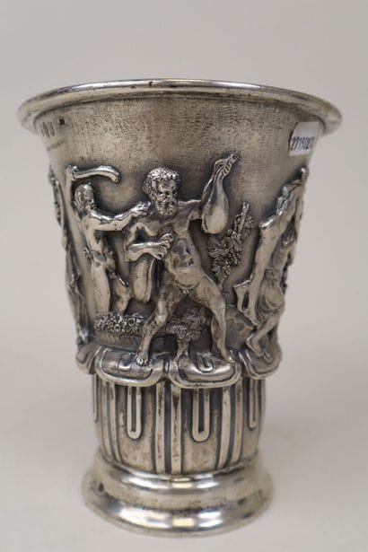 Vase à l'Antique en argent 800 °/°° travaillé...