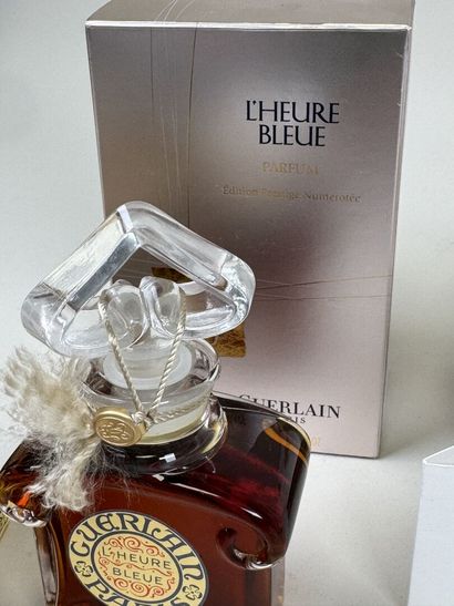 Ensemble de trois flacons de parfum comprenant...