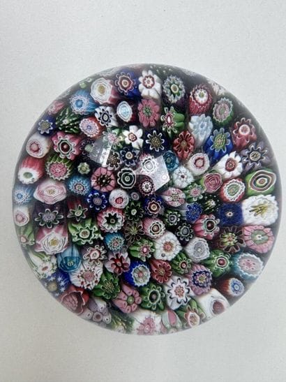 Boule presse-papier en verre à décor de millefiori...