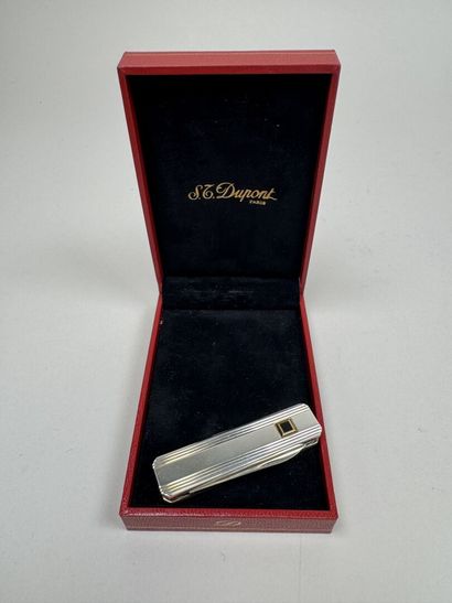 S.T. DUPONT in Paris.
Small, multifunctional...