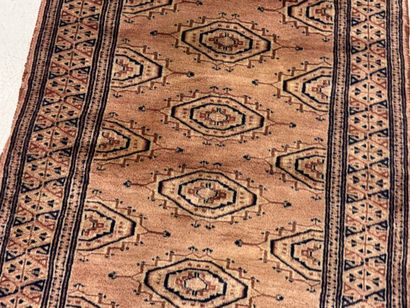 Small hand-knotted wool rug.
90 x 63 cm.