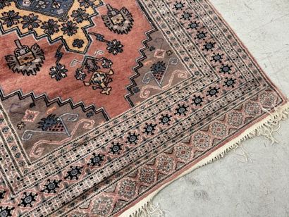 PAKISTAN, 20th century.
Hand-knotted wool...