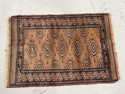 Small hand-knotted wool rug.
90 x 63 cm.