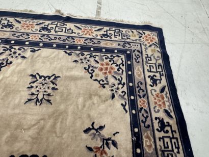 CHINA, 20th century.
Large decorative wool...