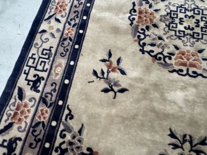 CHINA, 20th century.
Large decorative wool...