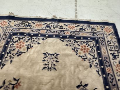 CHINA, 20th century.
Large decorative wool...